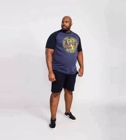 कोबरा काई द्वारा आधिकारिक तौर पर लाइसेंस प्राप्त बिग एंड टॉल पुरुषों की टी-शर्ट - सफेद पैच डिज़ाइन, काला रंग